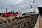 403 507-7  Oberhausen  trifft am 18.8.2017 als ICE728 von München Hauptbahnhof im Dortmunder Hauptbahnhof auf 111 127 mit dem RE4 (RE99066)  Wupper-Express  nach Wuppertal-Oberbarmen.