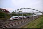 Nachschuss auf 403 531 (Tz 331  Westerland/Sylt ) als ICE 1009 (Linie 29) von Berlin Hbf (tief) nach München Hbf, der die Fußgängerbrücke nahe der Europachaussee in Halle-Ammendorf