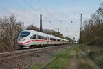 Im Blockabstand hinter 403 559/059 fuhr am 13.04.2017 der 403 522-7  München  ebenfalls durch Heitersheim in Ricbhtung Basel.