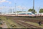 403 554-9 (Tz 354  Mittenwald ) und 403 522-6 (Tz 322  Solingen ) als ICE 107 (Linie 43) von Köln Hbf nach Basel SBB (CH) erreichen den Bahnhof Basel Bad Bf (CH) auf Gleis 3.
Aufgenommen vom öffentlich zugänglichen Parkplatz neben der Schwarzwaldallee.
[13.7.2018 | 16:35 Uhr]