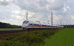 Ein Triebzug der Reihe 403 durcheilte am 28.04.19 als ICE 1004 nach Berlin die Felder von Burgkemnitz.