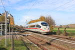 Am 01.11.2018 fährt 403 036 den Bahnhof Möttingen in Richtung Stuttgart.