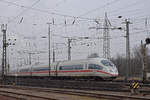 ICE 3 403 563-0 verlässt den badischen Bahnhof.