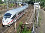 Ein ICE-3 aus Dortmund Hbf nach Mnchen Hbf bei der Durchfahrt des Bahnhofes Gppingen.