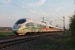 Am Abend des 16.04.2020 fuhr 403 524-2  Fürth  als ICE 100 (Basel Bad Bf - Köln Hbf) nördlich von Hügelheim über die Rheintalbahn durchs Markgräflerland in Richtung