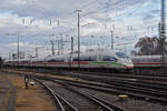 ICE 3 403 507-7 fährt beim badischen Bahnhof ein.