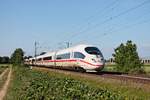 Am späten Nachmittag des 26.05.2020 fuhr 403 560-6  Linz am Rhein  als ICE 109 (Köln Hbf - Basel SBB) südlich von Buggingen über die Rheintalbahn durchs Markgräflerland in