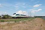 Nachschuss auf 403 058-1  St.Ingbert , als dieser am Mittag des 03.06.2020 zusammen mit dem  der Kleine ICE  403 514-3  Bergisch Gladbach  als ICE 108 (Basel SBB - Köln Hbf) nördlich von