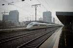 Regenbogen-ICE 403 022 nach fährt nach Ende der Fahrt als ICE 722 aus dem Essener Hauptbahnhof aus (13.11.2021)