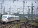 Blick ber das Gleisvorfeld des Bahnhofes Nrnberg Hbf whrend ein ICE-3 (Br.403) in den Bahnhof Nnberg Hbf einfhrt und im Hintergrund eine abgebgelte Dispolok-Taurus auf ihren nchsten einsatz