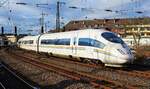 Der  Regenbogen -ICE 3 403 504-8 durchfährt mit dem ICE-Sprinter 1123 Düsseldorf - München den S-Bahnhof Düsseldorf-Volksgarten.