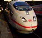 Ein ICE 3 im Frankfurter Hbf bei Sonnenuntergang kurz vor der Abfahrt.