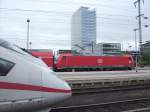 403 015  Singen(Hohentwiel)  triftt im gleichnamigen Bahnhof auf die ausfahrende 146 211-8 mit RE 19662 nach Stuttgart Hbf.