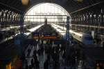 Geschftiges Treiben im Gegenlicht am Hauptbahnhof Frankfurt.