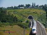 Ein ICE3 (403) der DB fhrt auf der NBS Frankfurt-Kln. Er fhrt als Zug-Nummer ICE722 von Mnchen ber Frankfurt-Flughafen und Kln nach Essen.
Nachdem er den Aegidienbergtunnel(1240m) verlassen hat, fhrt er soeben ber die Logebachtalbrcke(173m).
Dies ist am Kilometer 41 der SFS Kln - Rhein-Main.
01.07.2008