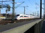 Ein ICE kommend von Kln Messe/Deutz berquert in wenigen Augenblicken die Hohenzollernbrcke in Richtung Hbf.