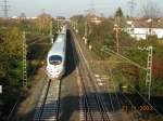 Von der Fugngerbrcke kurz vor dem Bahnhof Mrfelden an der Riedbahn von Frankfurt am Main nach Mannheim bietet sich dieser schne Fotopunkt auf die Strecke.