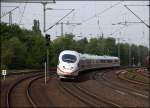 Ein 403er legt sich als ICE 616, Mnchen Hbf - Stuttgart Hbf - Dortmund Hbf, bei Bochum-Ehrenfeld in die Kurve.