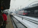 Hier wartet ein 644er auf die Abfahrt zum Abstellbahnhof whrend ein ICE3 den Bahnhof Kln Messe/Deutz durchfhrt am 3.12.