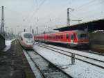 Hier fahren gemeinsam ein ICE3 und ein 628er aus dem Bahnhof Kln Messe/Deutz aus in Richtung Kln HBF am 3.12.