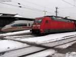 30.12.2010: 101 092-5 mit einem EC nach Chur trifft 403 001-1 mit Stdtenamen  Freiburg im Breisgau .