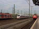 Am 11.04.2011 im Bahnhof Troisdorf: Rechts fhrt der RE 9 (Rhein-Sieg-Express) nach Siegen gezogen von 120 208-4 ein, Mitte ein ICE 3 Richtung Frankfurt und links steht ein ET 423.