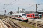 403 001 und 403 054 „Frauenfuball Weltmeisterschaft 2011“ (natrlich an 2. Stelle...) als ICE 527 am 31.05.2011  bei der Einfahrt in Mnchen Hbf.