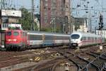 Zwei Legenden des Fernverkehrs erreichen Kln HBF, 115 114-1 mit dem PbZ 2476 von Frankfurt nach Dortmund fhrt Richtung Kln Deutzerfeld und ein ICE3 wird bereitgestellt am 12.06.2011