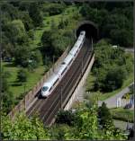 Tunnel, Brücke, Tunnel - 

Auf der Fahrt nach Norden ab Würzburg auf der Schnellfahrstrecke wird zunächst der 579 Meter lange Steinbergtunnel (im Hintergrund) durchfahren, dann folgt die kleine, 128 Meter lange Dürrbach-Talbrücke, anschließend geht es gleich wieder in den nächsten Tunnel, den 2164 Meter langen Roßbergtunnel. 

01.08.2011 (M)