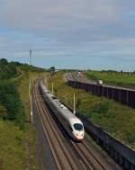 Ein ICE 3 auf der Neubaustrecke Kln-Frankfurt, hier am 11.08.2011 bei Oberpleis (Siebengebirge), rechts ist die Autobahn A3 zusehen. Der Zug fhrt in Richtung Kln, mit ca. 300 km/h.