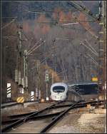 . Auftauchen - 

Ein ICE 3 hat gleich das Ende der Steigungsstrecke der Geislinger Steige erreicht. Amstetten

17.11.2011 (M)