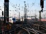 ICE-Doppeleinfahrt im Hbf Frankfurt am Main am 10.12.2011.