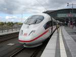 ICE 3 (403 051 - 6)  Herford  als ICE 1895 im neuen Berliner Hauptbahnhof.