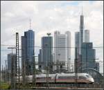 ICE vor Frankfurter Skyline -     Ein ICE 3 vor der Hochhauskulisse während der Ausfahrt aus dem Frankfurter Hauptbahnhof.