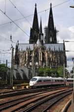 ICE bei der Ausfahrt aus dem Hauptbahnhof Kln vor dem Dom am 06.08.12.