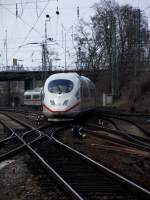 Ein ICE 3 (BR 403) schlngelt sich durch Hanau am 09.02.13