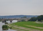 Ein unbekannt gebliebener ICE fährt hier am 09.08.2013 auf der Marienbrücke in Dresden.