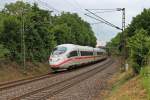 Am Mittag des 25.06.2013 fuhr 403 553-1 zusammen mit 406 553-8 als ICE 105/ICE 204 (Amsterdam Central/Kln Hbf) durch die Sdkurve von Schallstadt ihrem nchsten Halt in Freiburg (Brsg) Hbf entgegen.