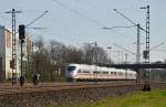 Durch Langenfeld-Berghausen kommt der ICE 403 052-4  Mönchengladbach  gen Düsseldorf gefahren am 9.3.2014