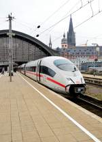 ICE Göttingen steht im Kölner Hbf auf Gleis 4 und wartet auf seinen Abfahrbefehl.