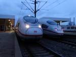 DB Fernverkehr ICE 3 (BR 407) links und ICE 3 (BR 403) rechts in der Hundeperspektive am 13.12.14 in Mannheim Hbf 