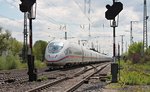 Nachschuss auf 403 051-6  Herford  am 18.04.2015, als dieser zusammen mit 403 011-0  Wiesbaden  durch den Bahnhof von Müllheim (Baden) in Richtung Schweizer Grenzen.