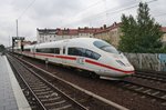 403 033-4  Esslingen am Neckar  und 403 003-7  Dortmund  sind als ICE846 von Berlin Gesundbrunnen nach Köln Hauptbahnhof auf dem Weg, soeben wird der S-Bahnhof Berlin Wedding durchfahren.