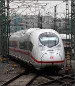 Böse -    blickt dieser ICE Velaro D auf die Strecke.