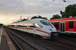 406 511-6  Düsseldorf  passiert auf dem Weg als ICE222 von Frankfurt(Main) Hauptbahnhof nach Amsterdam Centraal am 4.7.2017 den Bahnhof Köln Messe/Deutz in östlicher Richtung.