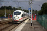 Der ICE3 NS aus Frankfurt am Main nach Brüssel-Süd(B) und kommt aus Richtung Aachen-Hbf(D), Aachen-Süd(D) und fährt durch den Bahnhof von Hergenrath(B) in Richtung Lüttich(B).