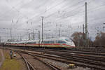 ICE 406 080-2 fährt beim badischen Bahnhof ein.