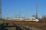 ICE 3 406 011-7 fährt beim badischen Bahnhof ein.