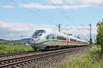 Als ICE 104 (Basel SBB - Amsterdam CS) fuhr am Nachmittag des 25.05.2020 der 406 082-8 (4682)  Köln  nördlich von Hügelheim über die Rheintalbahn durchs Markgräflerland in