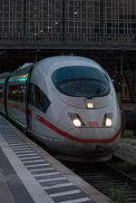 DB BR 406 010-9 | Tz 4610 (Frankfurt am Main) | Ort: Köln Hbf | Datum / Zeit: 17.09.23 / 19:39 | Zug: ICE 254 - Basel SBB > Amsterdam Centraal  